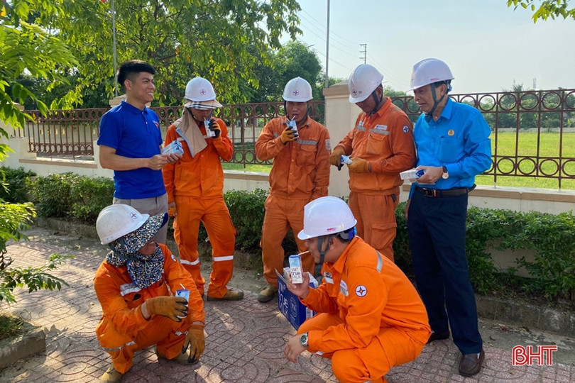 Hơn 200 triệu đồng tặng quà công nhân điện lực làm việc giữa nắng nóng