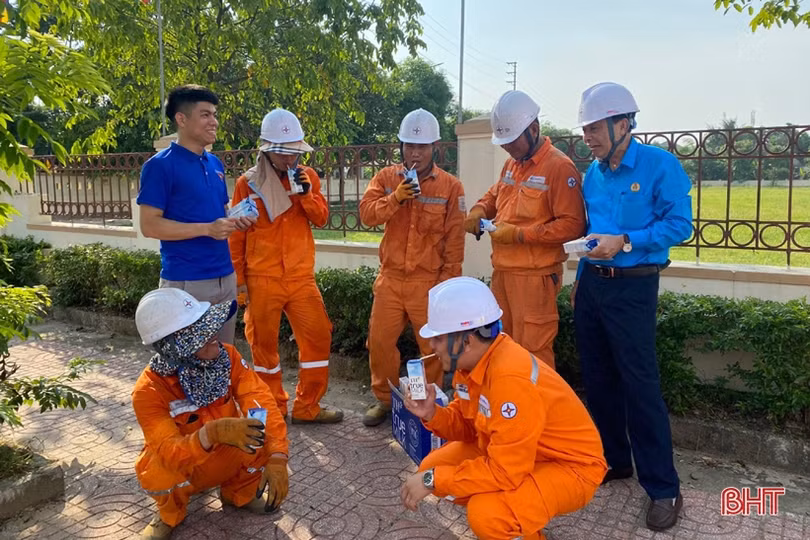 Hơn 200 triệu đồng tặng quà công nhân điện lực làm việc giữa nắng nóng