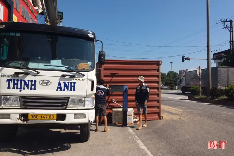 Thùng container rơi khỏi xe trên quốc lộ 1 qua Hà Tĩnh