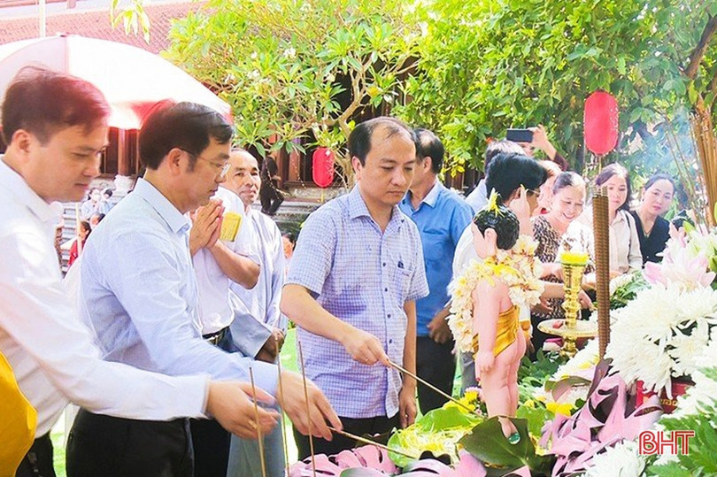 Chùa Cảm Sơn tổ chức lễ mừng Phật đản