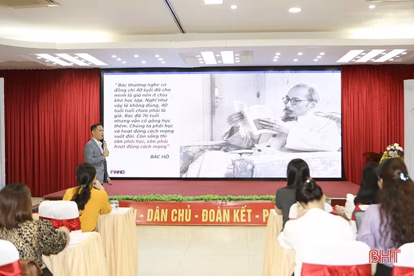 Phụ nữ Hà Tĩnh học cách chuyển đổi số trong thương mại điện tử