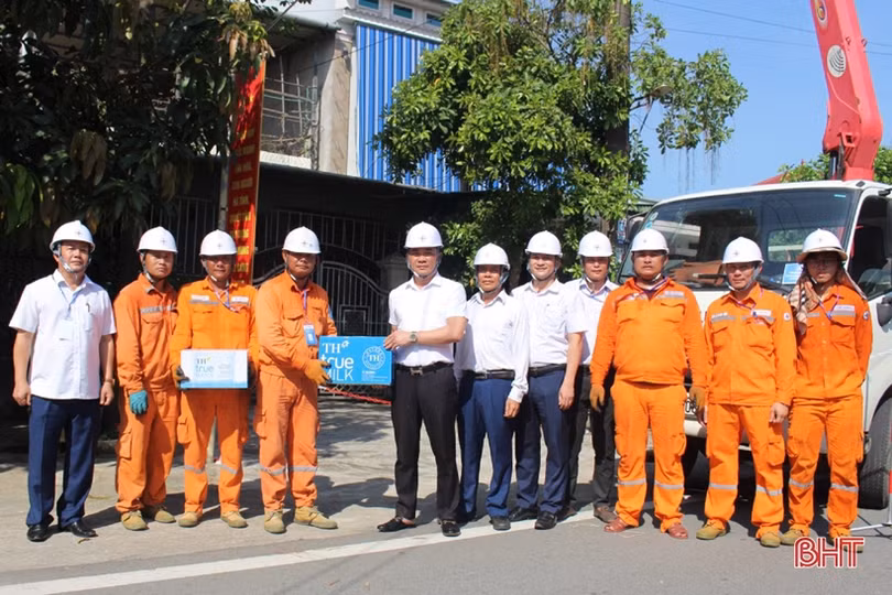 Hơn 200 triệu đồng tặng quà công nhân điện lực làm việc giữa nắng nóng
