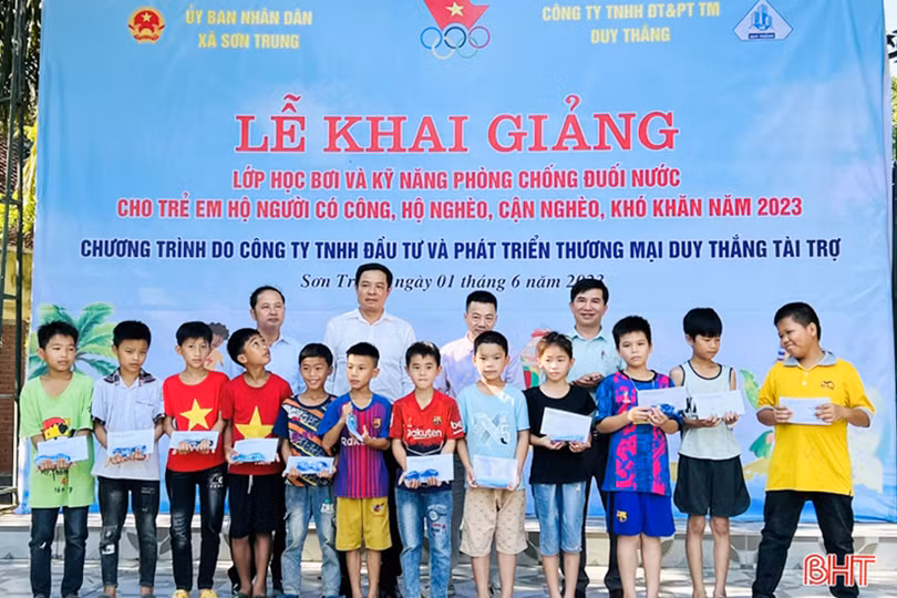 Doanh nghiệp tài trợ mở lớp học bơi miễn phí ở Hương Sơn