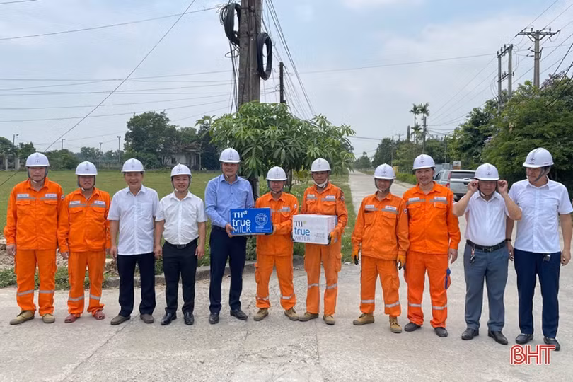 Hơn 200 triệu đồng tặng quà công nhân điện lực làm việc giữa nắng nóng