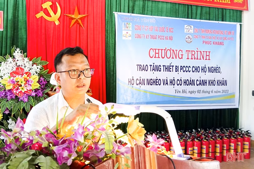 100% hộ nghèo, cận nghèo ở Yên Hồ được tặng bình PCCC