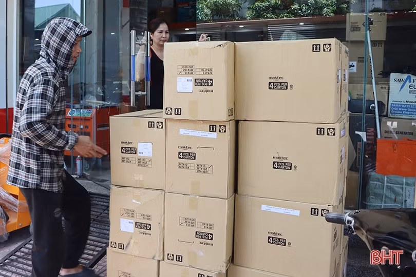 Quạt tích điện, máy phát điện “nóng” trong mùa nắng