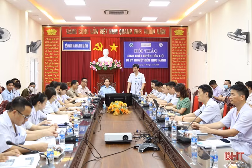 Hướng dẫn các bác sỹ ở Hà Tĩnh về sinh thiết tuyến tiền liệt