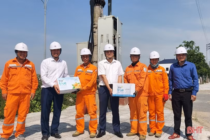 Hơn 200 triệu đồng tặng quà công nhân điện lực làm việc giữa nắng nóng