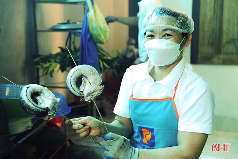 Độc đáo quy trình chế biến món cá tràu kho “queo” làng Yên