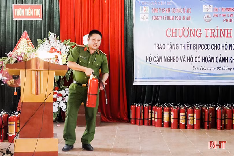 100% hộ nghèo, cận nghèo ở Yên Hồ được tặng bình PCCC