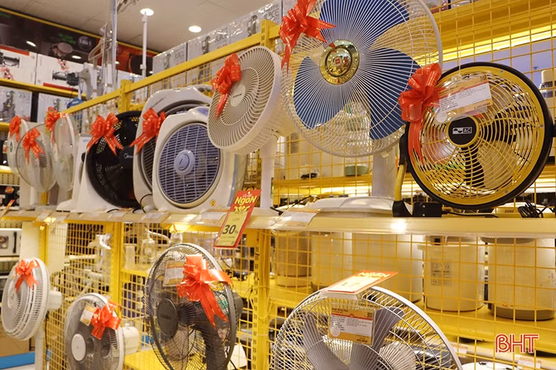 Quạt tích điện, máy phát điện “nóng” trong mùa nắng