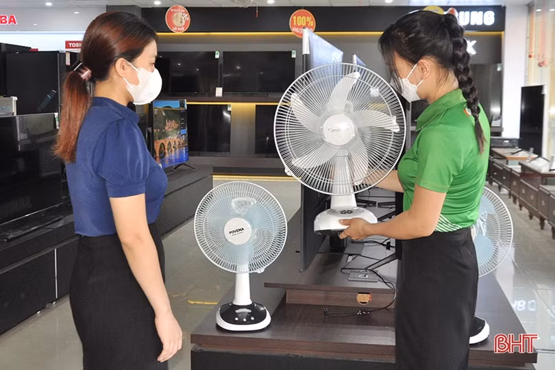 Quạt tích điện, máy phát điện “nóng” trong mùa nắng