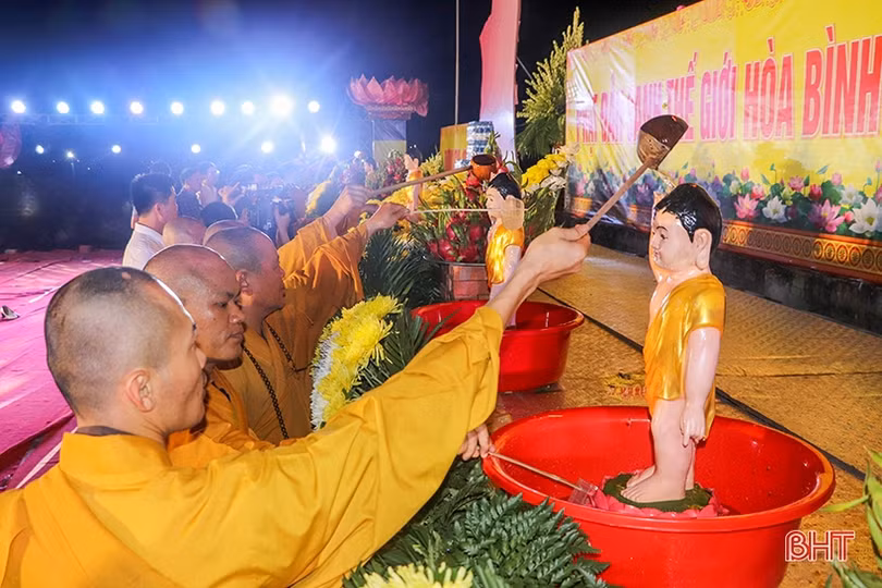 Trang trọng Đại lễ Phật đản 2567 - dương lịch 2023 tại TX Hồng Lĩnh