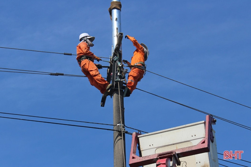 Hơn 200 triệu đồng tặng quà công nhân điện lực làm việc giữa nắng nóng