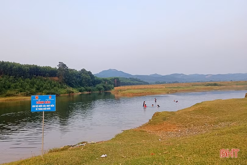 Vô tư tắm sông bất chấp cảnh báo nguy hiểm