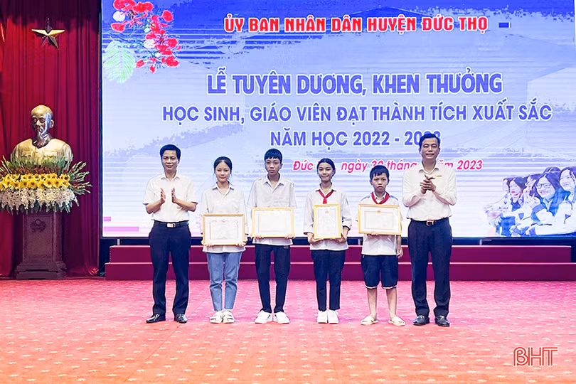 Đức Thọ khen thưởng giáo viên, học sinh xuất sắc năm học 2022 - 2023