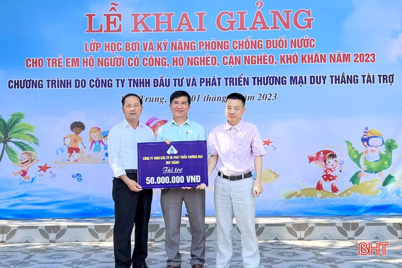 Doanh nghiệp tài trợ mở lớp học bơi miễn phí ở Hương Sơn