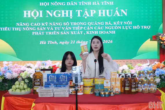 Các TikToker Tú Mai, Ngọc Hân Family chia sẻ kỹ năng quảng bá, tiêu thụ sản phẩm cho hội viên nông dân Hà Tĩnh