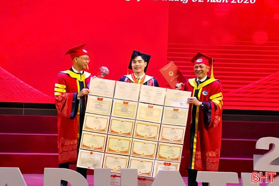 Nam sinh quê Hà Tĩnh thủ khoa ngành cơ khí, mang theo 22 giấy khen lên nhận bằng
