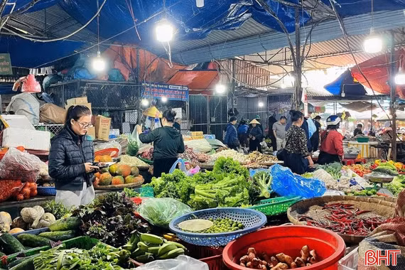 Rau xanh "hút khách", giá tăng nhẹ khi Tết gần vãn