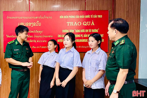 Đồng hành cùng học sinh Lào hoàn cảnh khó khăn đến trường