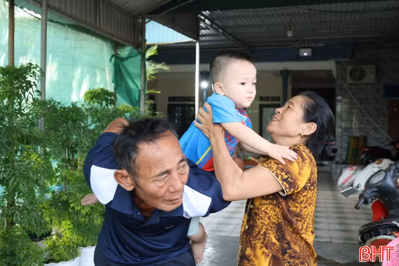 Khi ông bà... trở thành cha mẹ 