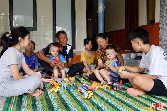 Khi ông bà... trở thành cha mẹ 