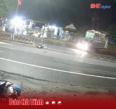 2 thanh niên đi xe máy với tốc độ cao bị thương khi tránh ô tô tải sang đường