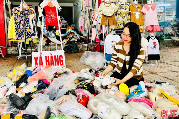 Shop quần áo ở Hà Tĩnh đồng loạt xả hàng thời điểm giao mùa