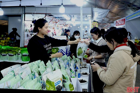 Giao thương sôi động tại Hội chợ Công thương vùng Bắc Trung Bộ - Hà Tĩnh 