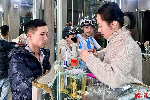 Giá bạc tăng mạnh, khách mua chờ cả tháng mới có hàng