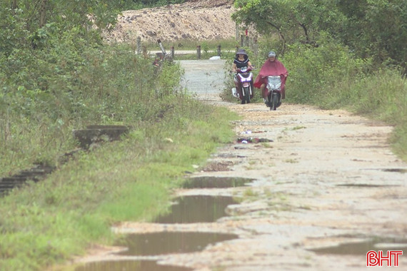 Tuyến đường liên xã đi qua xã Hương Phố xuống cấp nghiêm trọng