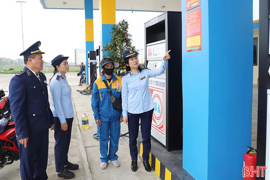 Lực lượng quản lý thị trường Hà Tĩnh đồng loạt kiểm tra các cửa hàng xăng dầu