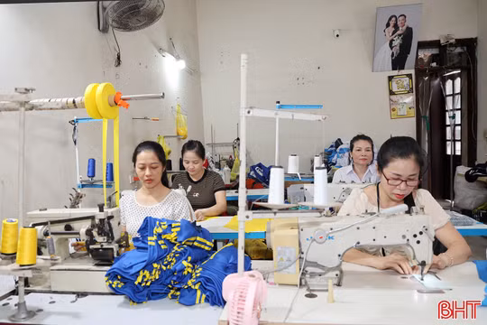 May đồng phục học sinh vào mùa cao điểm
