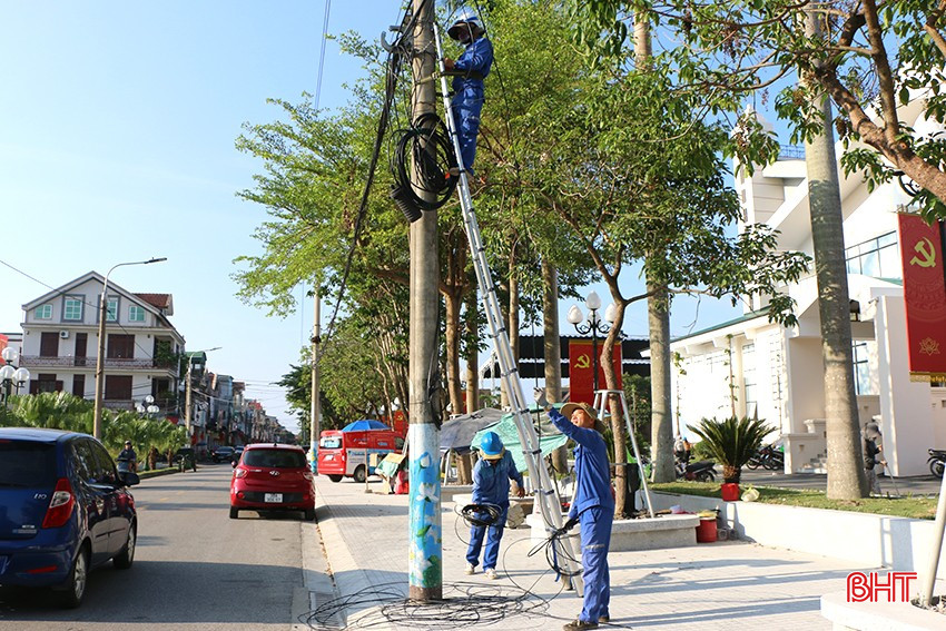 Dự kiến, công tác bó gọn, chỉnh trang cáp viễn thông sẽ hoàn thành trong ngày 25/9. bqbht_br_1.jpg