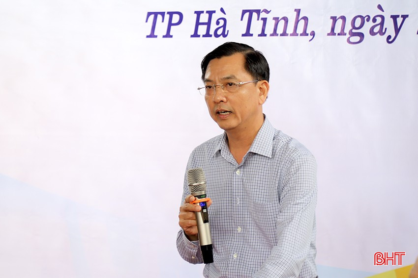 Bí thư Thành ủy Trần Việt Hà ghi nhận và biểu dương sự nỗ lực của cấp ủy, chính quyền, các ban, ngành, đoàn thể, cơ quan, đơn vị trong việc thực hiện chương trình xóa nhà tạm, nhà dột nát. bqbht_br_nh4.jpg