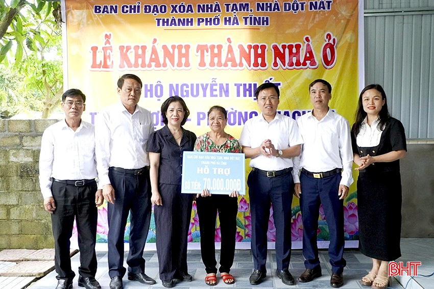 Phó Bí thư Thường trực Thành ủy Nguyễn Hùng Cường dự lễ khánh thành nhà ở của gia đình bà Nguyễn Thị Ất, ở giáo xứ An Nhiên (phường Thạch Hạ), là hộ nghèo đơn thân. bqbht_br_nha1.jpg