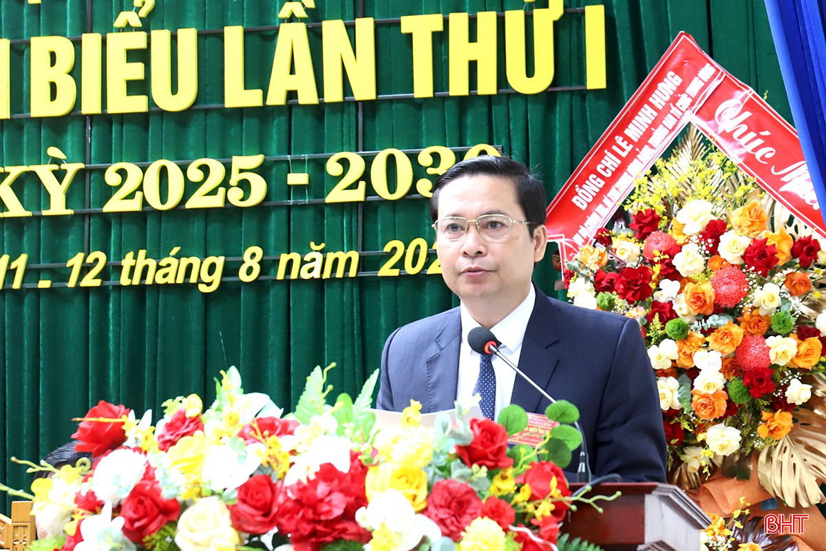 Bí thư Đảng ủy xã Lê Nhật Lệ trình bày dự thảo báo cáo chính trị. bqbht_br_5.jpg
