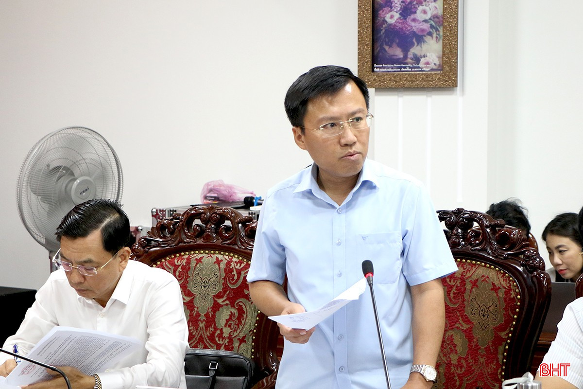 Phó Bí thư Thường trực Thành ủy Phạm Hùng Cường báo cáo công tác thực hiện chuẩn bị vận hành thử nghiệm bộ máy cấp xã mới. bqbht_br_5.jpg