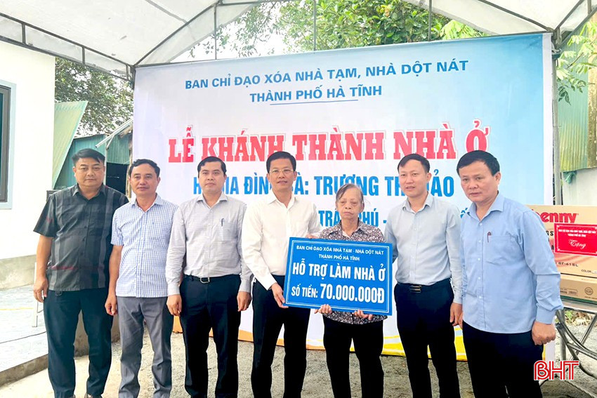 Chủ tịch UBND thành phố Nguyễn Trọng Hiếu dự lễ khánh thành nhà ở của gia đình bà Trương Thị Hảo (TDP Nam tiến, phường Trần Phú), thuộc diện hộ nghèo, có hoàn cảnh đặc biệt khó khăn. bqbht_br_5.jpg