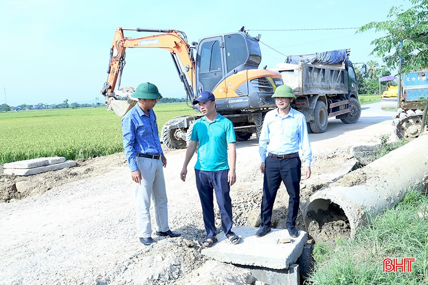 Lãnh đạo xã Thạch Lạc kiểm tra tiến độ thi công tuyến đường nội đồng từ thôn Quyết Tiến (Thạch Lạc) đến xã Thạch Trị. bqbht_br_ee.jpg
