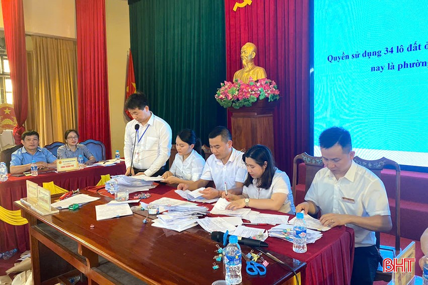 Phiên đấu giá quyền sử dụng đất khu quy hoạch hạ tầng khu dân cư Trung Tiến, phường Đồng Môn, giai đoạn 1 thu hút hơn 500 hồ sơ tham gia. bqbht_br_aab.jpg