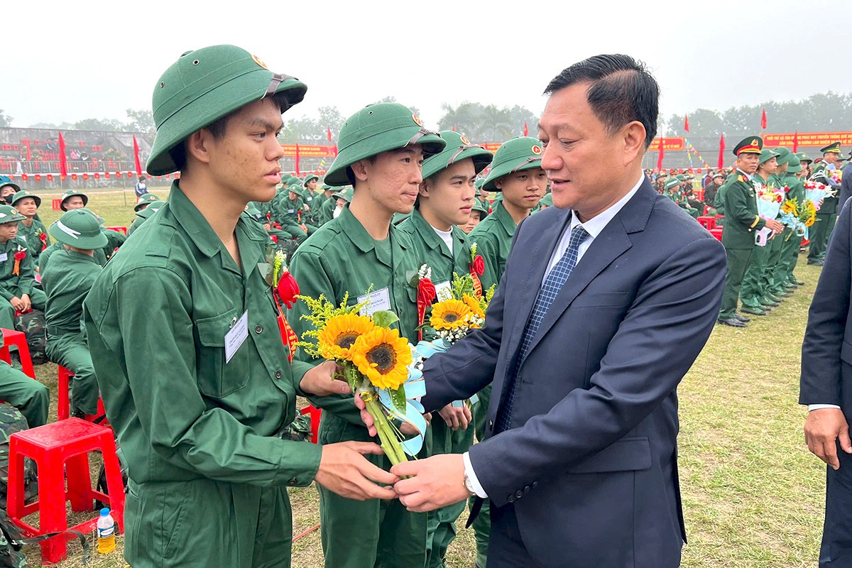 ...lãnh đạo địa phương tặng hoa chúc mừng các tân binh.