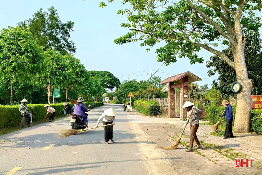 Bà con nhân dân xã Cẩm Vịnh ra quân dọn vệ sinh môi trường, tạo cảnh quan môi trường sạch, đẹp. bqbht_br_i.jpg