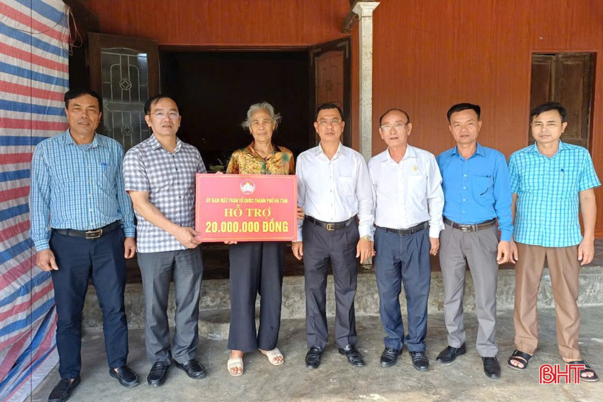 គណៈកម្មាធិការដឹកនាំកម្មវិធីរបស់ទីក្រុងដើម្បីលុបបំបាត់ផ្ទះបណ្តោះអាសន្ន និងខូចគុណភាព និងសមាគមអតីតយុទ្ធជននៃទីក្រុងបានផ្តល់រង្វាន់ចំនួន 20 លានដុងជាជំនួយពីប្រភពសង្គមដើម្បីជួយគ្រួសារដែលមានការលំបាកក្នុងការសាងសង់ និងជួសជុលផ្ទះរបស់ពួកគេ។ bqbht_br_z6594149286880-b8192ad44e083456959179f2610f9603.jpg