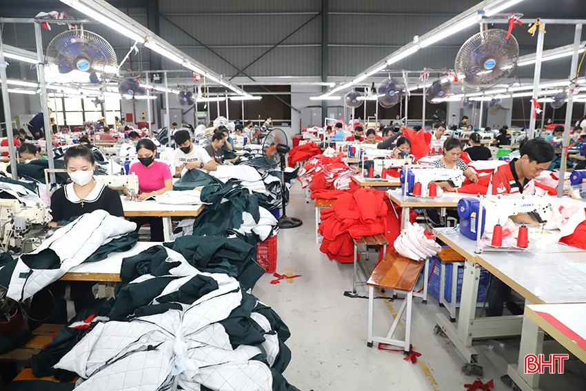 Mỗi tháng, Công ty CP May BGG Hương Sơn sản xuất trên 130.000 sản phẩm (10 dây chuyền), chủ yếu xuất khẩu đi các nước như: Mỹ, EU, Nhật Bản, Hàn Quốc... bqbht_br_1-3004.jpg
