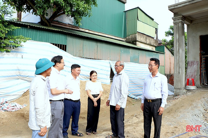 លោក Nguyen Van Bau ក្នុងក្រុមទី 10 ទីក្រុង Dai Nai Ward រំភើបចិត្តចំពោះផ្ទះដ៏រឹងមាំថ្មីរបស់គាត់ ដែលជិតរួចរាល់ហើយ ដោយសារកម្មវិធីលុបបំបាត់ផ្ទះបណ្តោះអាសន្ន និងលំនៅឋានដែលទ្រុឌទ្រោមគាំទ្រដោយកម្មវិធី។ bqbht_br_f.jpg