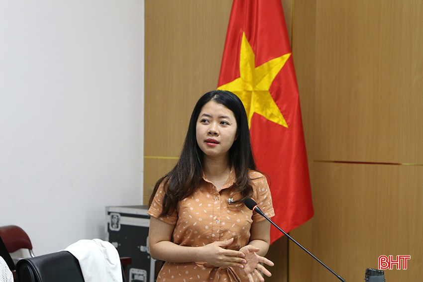 លោកស្រី Nguyen Thu Trang - ប្រធានគម្រោងនៃសមាសភាគទីក្រុងកាត់បន្ថយប្លាស្ទិក (WWF)៖ សូមអរគុណចំពោះកិច្ចសហប្រតិបត្តិការរបស់អ្នកជាមួយគណៈកម្មាធិការប្រជាជនទីក្រុងក្នុងការសម្របសម្រួលជាមួយ WWF ដើម្បីអនុវត្តគម្រោងប្រកបដោយប្រសិទ្ធភាព។ សង្ឃឹមយ៉ាងមុតមាំថា នាពេលខាងមុខ សកម្មភាព និងគំរូស្តីពីការកាត់បន្ថយកាកសំណល់ក្នុងទីក្រុងនឹងបន្តត្រូវបានចម្លង ដើម្បីលើកកម្ពស់ប្រសិទ្ធភាពនៃគម្រោងបន្ថែមទៀត។ bqbht_br_7.jpg