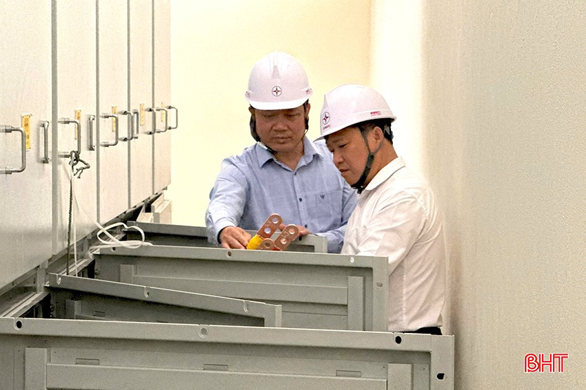 PC Ha Tinh Project Management Board checks the feeder lines before energizing. bqbht_br_4.jpg