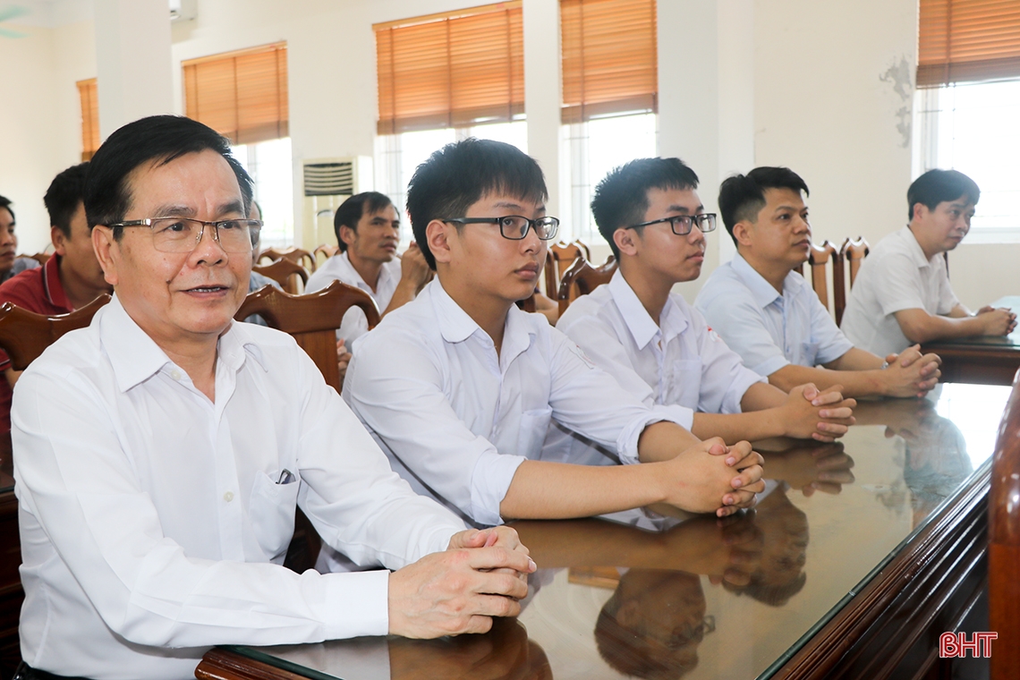 Lãnh đạo tỉnh chúc mừng 2 học sinh Hà Tĩnh dự các kỳ thi quốc tế
